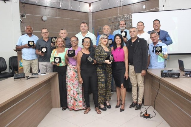 Tributo aos 30 Anos de Dedicação: Câmara Municipal Celebra Serviço Exemplar de Funcionários